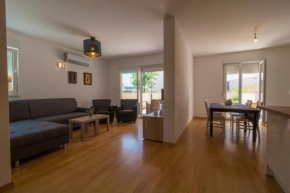 Apartman s bazenom u centru, Makarska